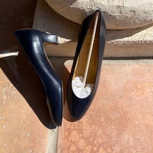Brooks Brothers Classic Navy heels 6.5B
